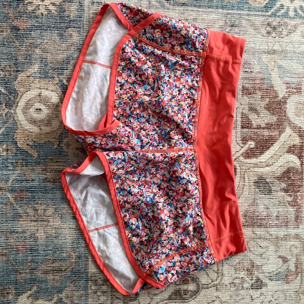 Lululemon women’s floral print size 6 shorts